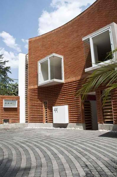 Casa cu fatada de caramida rosie
